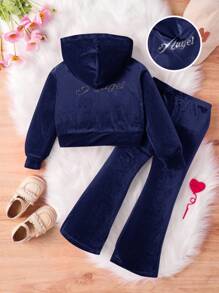 SHEIN Bộ 2 món đồ cho bé gái, áo hoodie nhung họa tiết chữ đính đá và quần ống loe, quần nỉ, trang phục, dễ thương, giản dị và cổ điển, tuyệt vời cho trang phục thường ngày và đi học hàng ngày vào mùa hè và mùa thu, cho Giáng sinh - Màu xanh lam - Xem 7