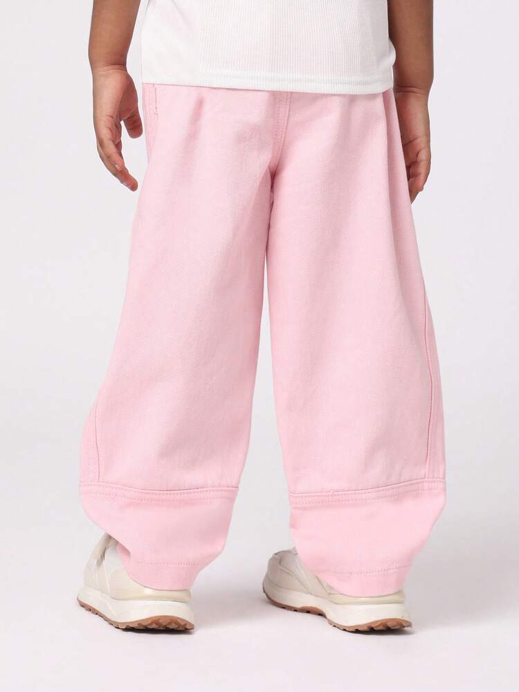 バレルカットのピンクのワイドレッグデニムパンツ