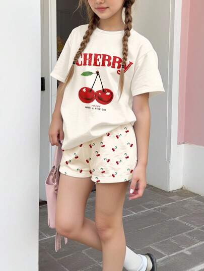SHEIN 2件套奶油白复古迷你樱桃图案少女休闲简约短袖圆领T恤和短裤套装，夏季服装，轻松舒适，时尚童装，休闲服饰，儿童印花服装，返校季，秋季服装，樱桃图案服装，樱桃T恤，樱桃短裤，少女夏季服装