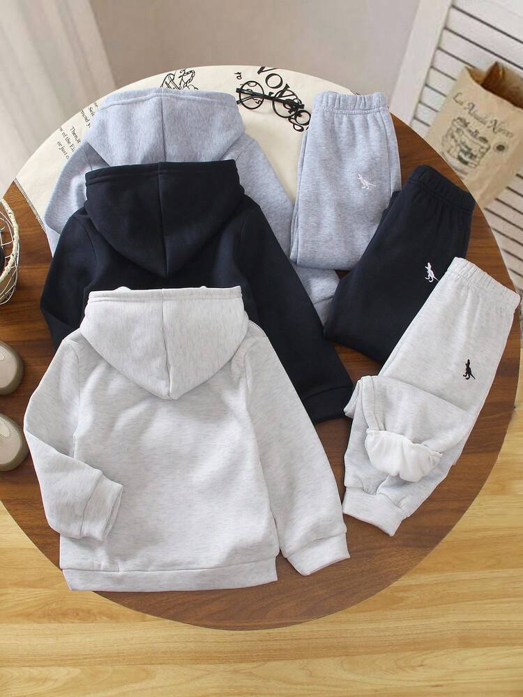 SHEIN Genkimix Kids 3 件套幼儿男童休闲恐龙刺绣连帽运动衫和宽松裤子套装，优质柔软面料，适合上学、郊游、度假、派对、返校季 - 彩色 - 查看 2