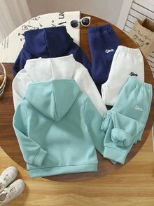 SHEIN 男童休闲百搭字母刺绣落肩宽松长袖连帽衫和柔软休闲裤边套装。该套装设计简约时尚，带兜帽保护耳朵，宽松版型穿着舒适。柔软亲肤的面料为宝宝提供健康呵护，适合日常穿着、玩耍、聚会、上学以及冬季返校季穿着。 - 彩色 - 查看 2