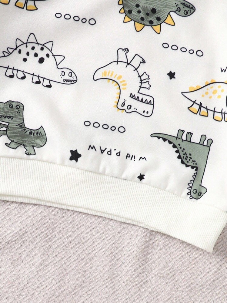 SHEIN 两件套男婴恐龙印花圆领长袖上衣和纯绿色裤子套装，适合户外玩耍、休闲和运动穿着，春秋季男婴服装，男婴恐龙服装，男婴恐龙套装，男婴运动服，套装，婴儿套装，运动服，舒适小精灵，男婴冬季服装套装，幼儿男童服装，男婴套装，男童秋季服装，秋冬季婴儿套装，6个月-3岁男婴恐龙套装 - 彩色 - 查看 3