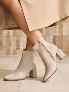 MOTF PREMIUM 女士时尚街头时尚西部风格绒面高跟短靴 - 杏色 - 查看 2