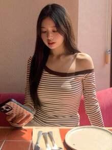 DAZY 女士休闲条纹修身不对称肩部褶皱长袖 T 恤，秋季女装