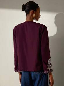 Aveloria Modichic Chemise à manches longues col rond minimaliste à simple boutonnage, avec poignets évasés à broderie florale contrastée