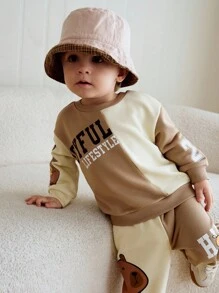 Cozy Pixies Bộ 2 áo nỉ phong cách hoạt hình thường ngày cho bé trai có họa tiết chữ và miếng vá màu tương phản, kết hợp với quần bo gấu màu tương phản, cạp chun, thu/đông - Nhiều màu - Xem 5