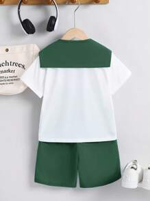 SHEIN 买二送一 3 件套 青少年男童三件套，舒适百搭，适合日常穿着，宽松版型，日韩风，简约时尚圆领短袖可爱泰迪熊图案针织上衣T恤、披肩和短裤。多件套，适合春夏季节，日常生活、运动、校园、聚会、节日、演出、摄影、返校季 - 墨綠色 - 查看 2