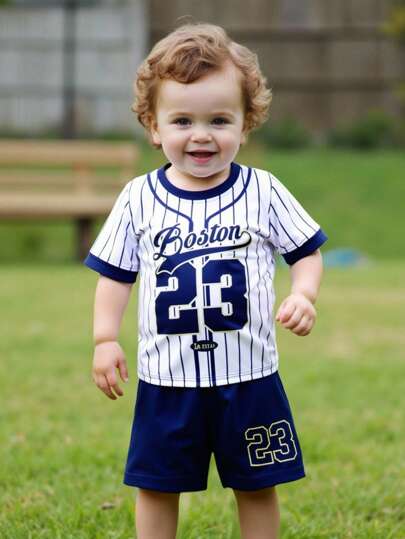 SHEIN 2 件套男婴条纹数字和字母印花短袖 T 恤和数字 23 印花短裤套装，运动风格适合外出，夏季