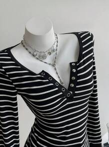 Elamini Áo thun cổ tròn tay dài ôm sát, vải sọc đen trắng, không cổ, khóa kéo nửa, cài nút, thiết kế tối giản, phong cách đường phố thường ngày, trang phục cổ điển, đa năng cho phụ nữ vào mùa xuân/thu - Đen và trắng - Xem 7