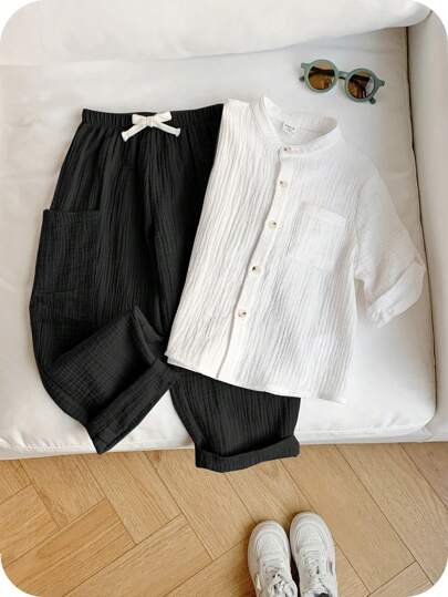 SHEIN 2 件装年轻男孩休闲运动度假套装，包括干净纯色白色 Polo 衫和带口袋的松紧腰纯色裤子，百搭舒适的服装，适合儿童、幼儿男孩、返校、生日、派对、表演、婚礼、情人节、日常穿着、学校、旅行、运动、春季和夏季