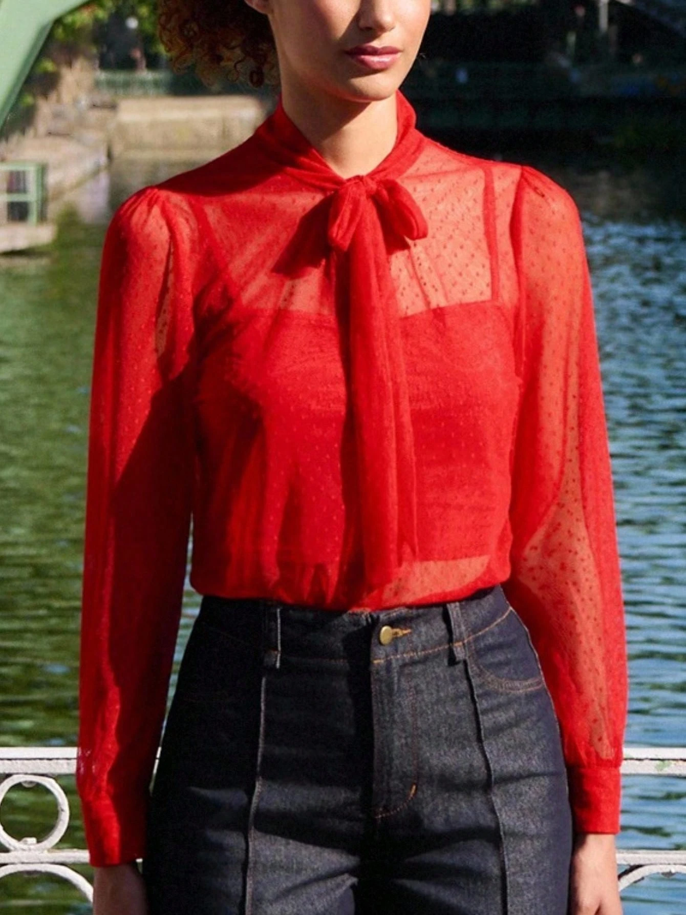Blusa roja transparente con textura de lunares, con corbata en el cuello y camiseta interior incorporada, top de otoño, atuendo casual de negocios, atuendo de maestra, atuendo de oficina