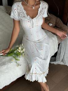 CottageSlumber CottageSlumber فستان نوم طويل كاجوال للنساء، تصميم طباعة زهور صغيرة كرتونية مع تريم من الدانتيل على الياقة