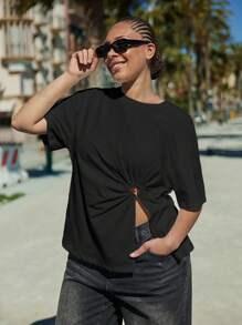 Maija 大码女式纯黑色棉质圆领短袖T恤，腰部金属环褶裥设计，夏季基础款上衣，适合街头、商务休闲、圣帕特里克节、复活节、夏季派对、海滩度假等各种场合。 - 黑色 - 查看 6