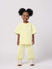 SUMWON Ensemble coordonné t-shirt et jogger en deux pièces jaune pastel d'été avec message d'amour de soi et détails de texte bleu, tenue décontractée