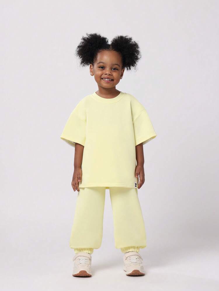 SUMWON 女童淡黄色夏季两件套自爱信息协调T恤和慢跑套装，带蓝色文字细节休闲装 - 黃色 - 查看 2