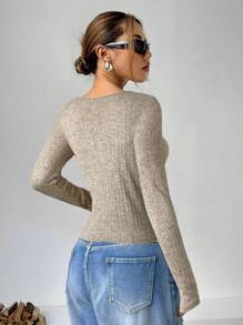 SHEIN EZwear Camiseta de mujer de manga larga con cuello en V de tejido acanalado en color caqui - Caqui - Ver 2