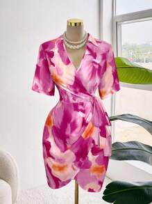 Sweetra 大码花卉印花修身系腰V领连衣裙