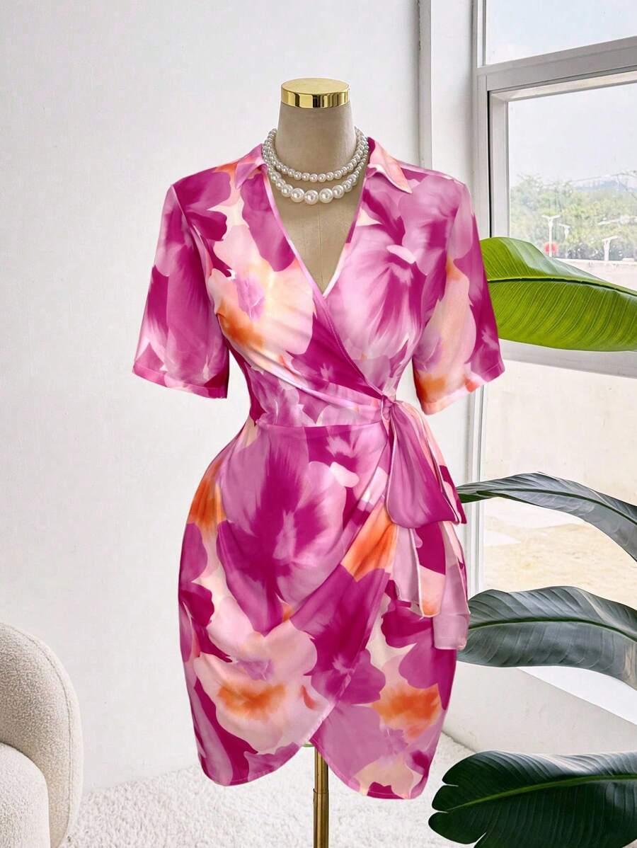 Sweetra 大码花卉印花修身系腰V领连衣裙