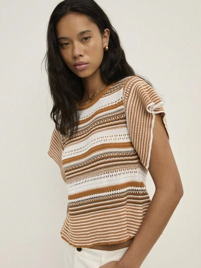 Nöista 迷人的短袖针织上衣，棕白相间条纹，圆领设计，略微外翻的荷叶边下摆。轻盈的纹理针织，完美演绎复古休闲风。