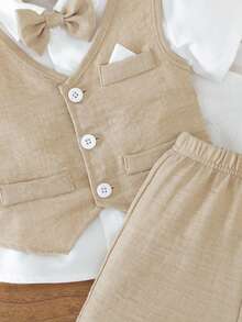 SHEIN 3 件婴儿背心、短裤和蝴蝶结套装，宝宝的第一个母亲节服装，时尚 V 领背心，夏季新款连衣裙套装，V 领背心上衣带假口袋装饰，蝴蝶结可折叠，松紧腰裤，适合生日、派对、婚礼、返校 - 杏色 - 查看 5