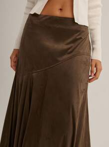 这款Nöista棕色中长半身裙采用柔软的麂皮绒面料，饰有精致的斜缝，裙摆呈柔和的A字形。非常适合秋冬季节穿着，为休闲造型增添优雅气质。 - 咖啡棕 - 查看 5