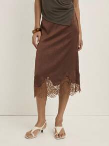 这款Nöista棕色中长裙，面料丝滑，裙摆饰有精致蕾丝花边，直筒剪裁，尽显优雅气质。是优雅晚宴的完美之选，也是精致人士的理想之选，更是时尚场合的绝佳选择。