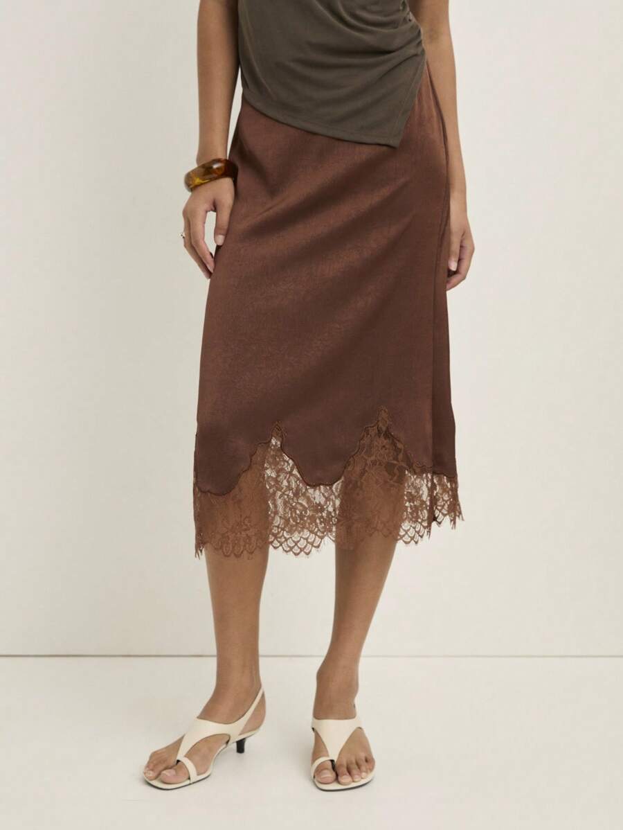 这款Nöista棕色中长裙，面料丝滑，裙摆饰有精致蕾丝花边，直筒剪裁，尽显优雅气质。是优雅晚宴的完美之选，也是精致人士的理想之选，更是时尚场合的绝佳选择。