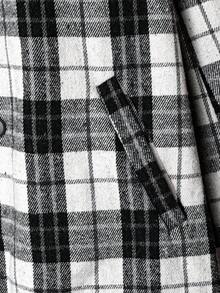 SHEIN Clasi 加大码格子双排扣尖领毛绒内衬保暖大衣，休闲秋冬款，带口袋，秋季穿着舒适保暖，2025新款，复古风，适合外出、秋季、冬季、办公室等场合，尽显优雅气质，亦可作为万圣节服装或复古风格。 - 黑與白 - 查看 9