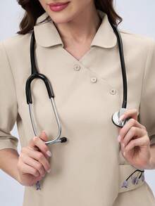 Scrubzie 不对称领刺绣长款制服上衣 - 卡其色 - 查看 6
