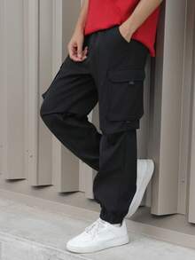 Calça cargo preta para meninos adolescentes com bolsos 3D, estilo casual universitário, confortável e moderno, versátil para uso diário, escola, viagens, atividades ao ar livre