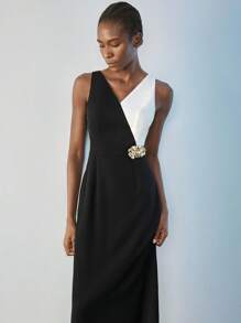 Maija 女式黑白优雅无袖 V 领拼色连衣裙，金属花卉装饰，简约精致风格，适合通勤、办公室、休闲场合穿着 - 黑與白 - 查看 6