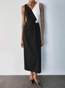 Maija 女式黑白优雅无袖 V 领拼色连衣裙，金属花卉装饰，简约精致风格，适合通勤、办公室、休闲场合穿着 - 黑與白 - 查看 2