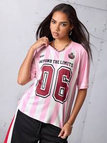 SHEIN Sports Camiseta deportiva con estampado de letras y números en rayas de contraste