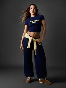 Missguided x Playboy 学院风慢跑裤，印有数字 53，舒适阔腿松紧腰，复古运动美感，秋冬下装，休闲家居服 - 藏蓝色 - 查看 3