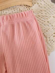 两件套女童休闲套装，包括一件带有薰衣草色蝴蝶结刺绣的毛绒上衣和一条喇叭裤，适合秋冬季女童穿着。套装包含女童喇叭裤套装、蝴蝶结装饰套装和女童羊羔绒上衣及裤子套装。 - 粉色 - 查看 3