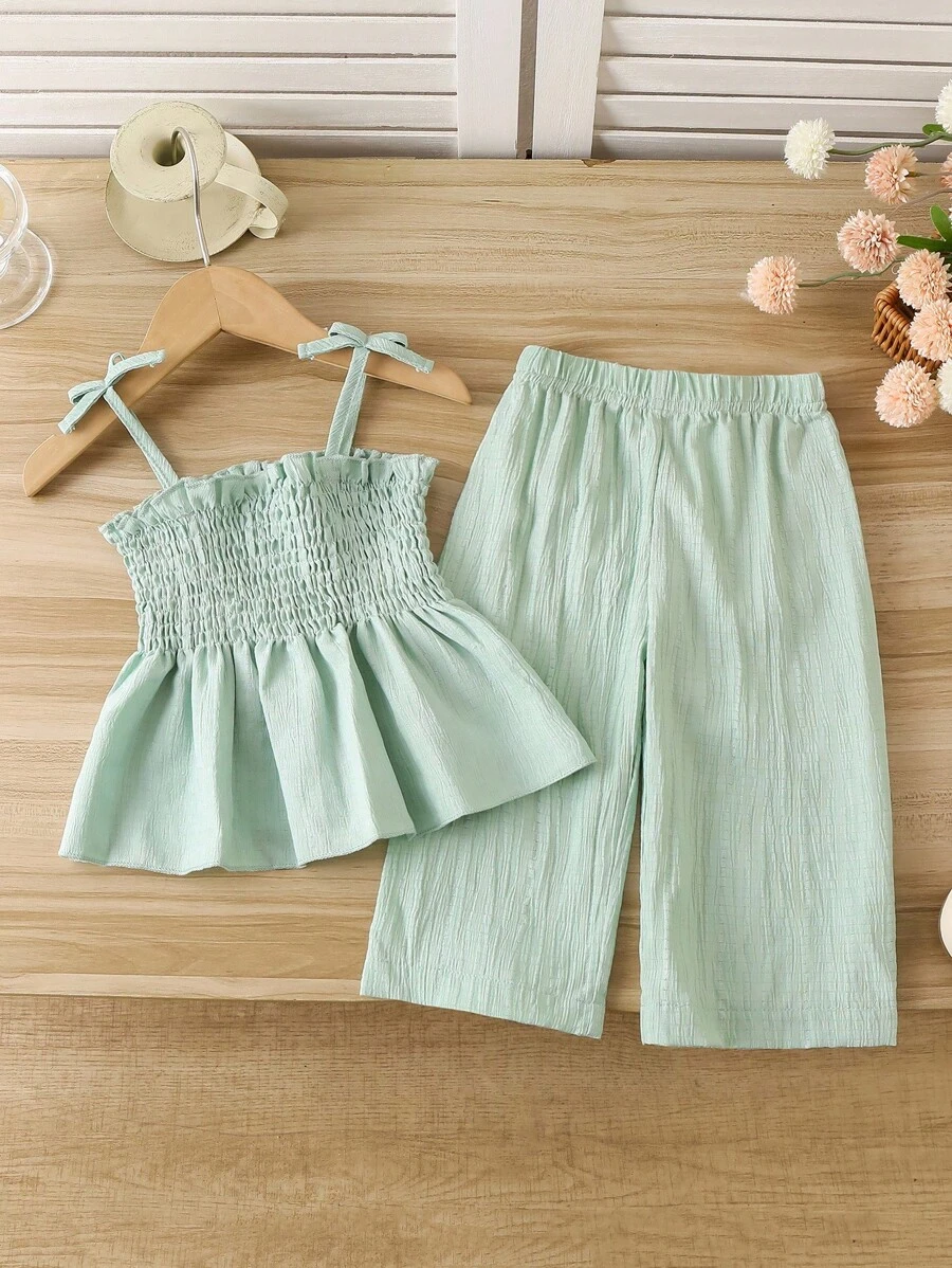 SHEIN Vintaside Kids Conjunto de 2 piezas con parte superior de tirantes finos con volantes y pantalones para bebé niña - verde menta - Ver 1