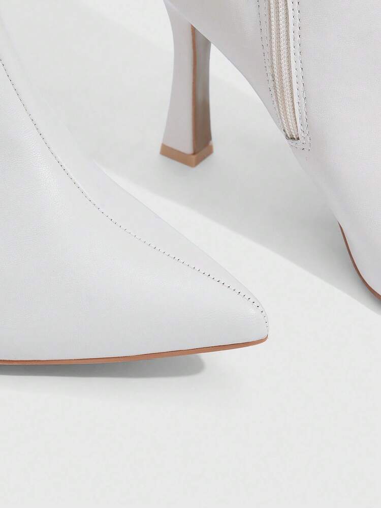 CUCCOO SZL Botas altas de tacón de aguja de punta puntiaguda de moda para mujer en color blanco, botas plisadas por encima de la rodilla, tacones altos sexy para fiestas, banquetes y discotecas