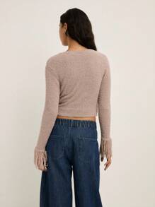 Nöista Das schlanke Top kann mit hohe Taille-Jeans kombiniert werden usw. Die insgesamt kurze Version hat ein leicht tailliertes Design, um die Körperproportionen zu betonen. Die Manschetten sind einzigartig mit Quastenelementen versehen, was eine Note von Beweglichkeit und Mode hinzufügt. Es eignet sich für legere Anlässe wie Café-Dates und kleine Treffen mit Freunden. Der Gesamtstil ist lässig und alltäglich. Ein Muss-haben-Artikel für den Herbst.