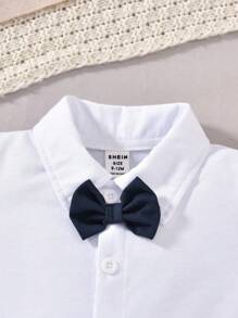 SHEIN 3 件套男婴幼儿绅士装：白色长袖连体衣衬衫、海军蓝背心和长裤。舒适百搭，经典复古时尚，可爱时尚的英伦风格。适合室内、户外、日常、运动、玩耍、派对、拍照、节日、典礼、迎婴派对、返校季等所有季节。 - 藏蓝色 - 查看 5