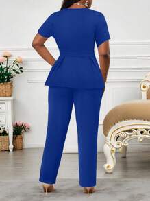 SHEIN Lady 2025 新款纯色 V 领短袖腰纽扣不对称下摆上衣西装裤加大码两件套西装加大码优雅商务办公西装女士，返校节秋季女士两件套女士优雅皇家蓝两件套优雅女士两件套优雅皇家蓝优雅 - 寶藍色 - 查看 2
