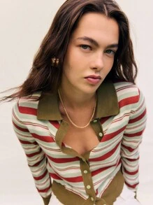 Nöista 条纹针织开衫，长袖，经典领口，前襟纽扣设计，是一款百搭的复古风外套，非常适合女性冬季服装、轻松休闲的造型、精致的日常装扮、节日圣诞装扮和轻松的新年装束。