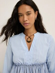 Nöista 的特色是浅蓝色衬衫，带有微妙的竖条纹、收腰设计和宽松的长袖，适合秋季、休闲、办公室、返校季、波西米亚风、秋季、冬季等场合。 - 藍色 - 查看 4