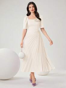 Modelyn 女士纯色简约日常连衣裙，褶皱设计和花卉装饰长款晚礼服 - 杏色 - 查看 5