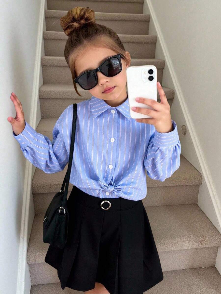 年轻女孩休闲百搭梭织条纹翻领长袖合身荷叶边下摆白衬衫，纽扣复古尖头翻领前弧形下摆白衬衫，返校，返校，夏季上衣，年轻女孩服装，娃娃装上衣，白色上衣，白衬衫，长袖上衣，可爱上衣，返校季，妈妈和女儿和姐妹搭配。 - 藍色 - 查看 1