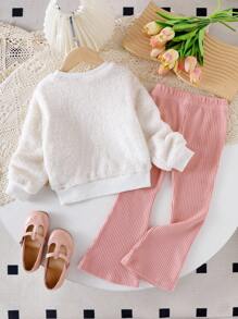 两件套女童休闲套装，包括一件带有薰衣草色蝴蝶结刺绣的毛绒上衣和一条喇叭裤，适合秋冬季女童穿着。套装包含女童喇叭裤套装、蝴蝶结装饰套装和女童羊羔绒上衣及裤子套装。 - 粉色 - 查看 2