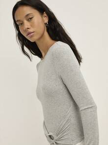 Nöista 灰色修身上衣采用侧面褶饰和醒目腰带设计，是秋季、冬季休闲风格或追求独特基本款的首选。 - 淺灰色 - 查看 4