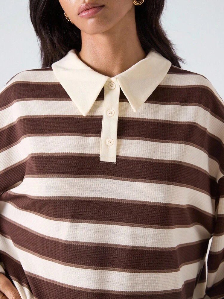 SHEIN EZwear قميص كاجوال بياقة بولو وأكمام طويلة منسدلة وخطوط فضفاض، مناسب للخروجات، العودة إلى المدرسة، موسم التخرج، الربيع/الخريف - بني - مشاهدة 5