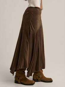 这款Nöista棕色中长半身裙采用柔软的麂皮绒面料，饰有精致的斜缝，裙摆呈柔和的A字形。非常适合秋冬季节穿着，为休闲造型增添优雅气质。 - 咖啡棕 - 查看 4