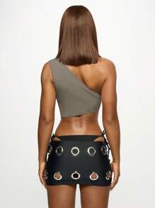 SUMWON WOMEN Top corto con un hombro, diseño asimétrico, con tachuelas, decoración metálica, moda Y2K, atuendo de fiesta y club, prenda de vestir para festivales - Café integral - Ver 2