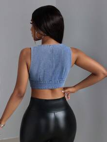 SHEIN ICON 大码女式深V领单排扣无袖短款休闲牛仔上衣 - 中等水洗藍 - 查看 2